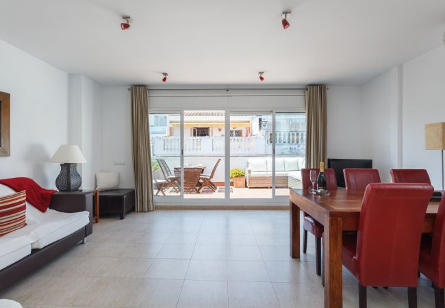Appartement à Sitges - HARRY SUN TERRACE Salon ouvert chaleureux.