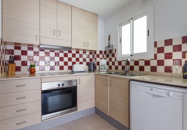 Cuisine carrée classique. Appartement à Sitges - HARRY SUN TERRACE