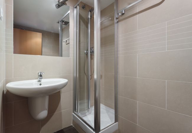 Salle de douche principale pratique. Appartement à Sitges - HARRY SUN TERRACE