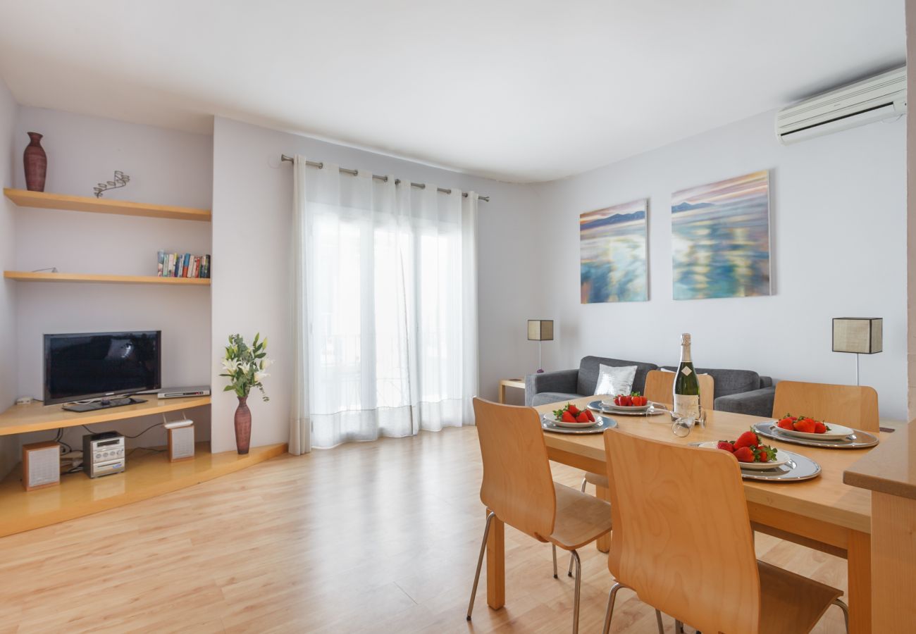 open lounge and dining. Apartment in Sitges - FRANCESC Apartment