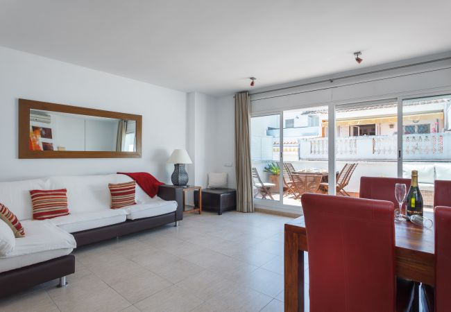 Large living area with access to the terrace. Apartment in Sitges - HARRY SUN TERRACE