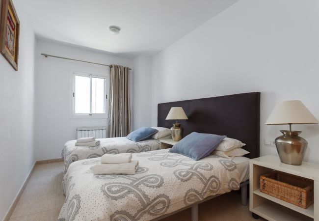 Excellent size twin bedroom. Apartment in Sitges - HARRY SUN TERRACE